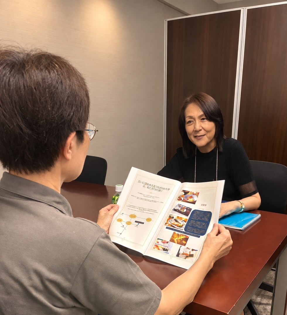 スタッフがご利用者様に施設のご案内をしている様子
